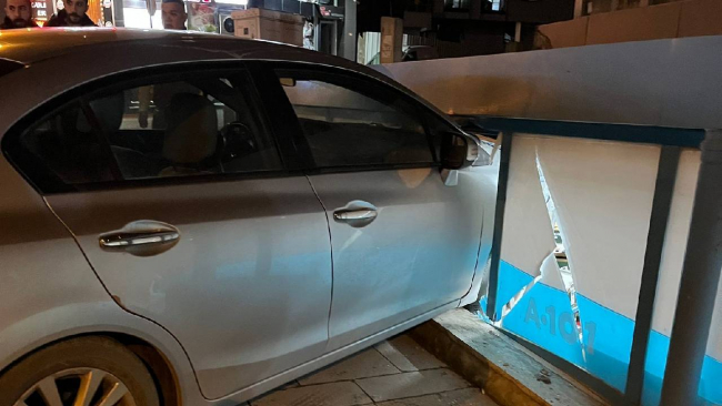 Çekmeköy'de otomobil markete daldı